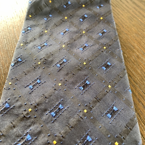 Beautiful Hugo Boss Navy Embossed/Texture Tie - Picture 3 of 5